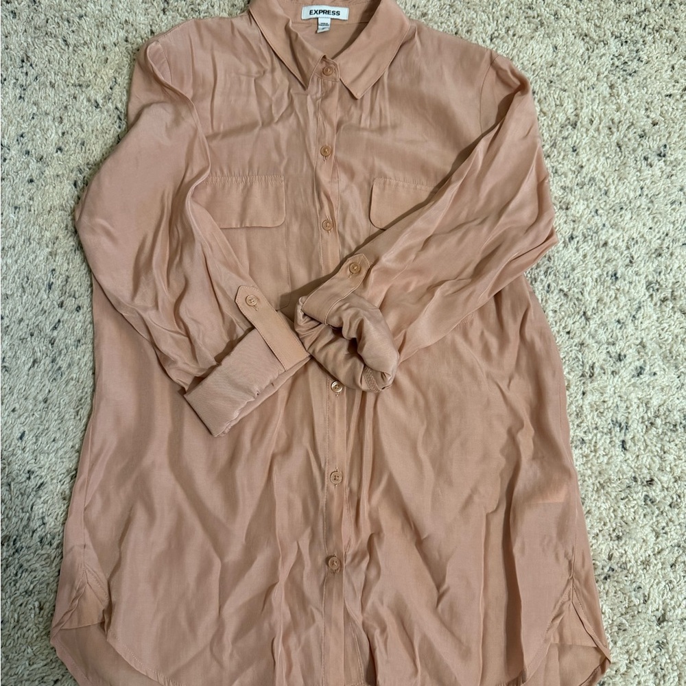 Express button up shirt with two front pockets.